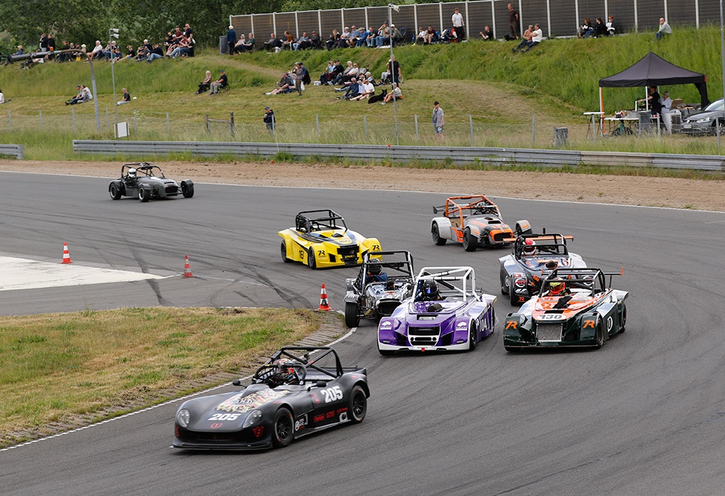 Seven Racing og Arion Racing, skal ud og dyste i bakkerne for tredje gang i denne sæson - Hos Seven Racing er det #148 Martin Buch Bertelsen der har fået et godt forspring i toppen af pointtabellen - Hos Arion Racing er det #205 Loke Busch der har øget forspringet til sin nærmeste konkurrent.
(Foto: Motorsporten.dk)